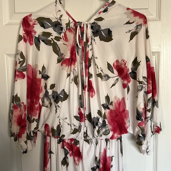 Pretty NWOT flower pattern dress - Picture 4 of 6